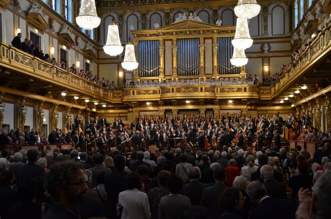 スタンディング・オベーションの興奮に包まれるホール内