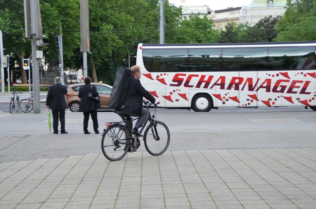 自転車で帰宅するウィーンフィルのヴァイオリン奏者