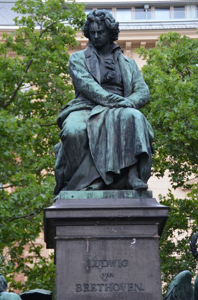 楽聖ルートヴィッヒ・ファン・ベートーヴェン像、その威厳は他を圧倒する