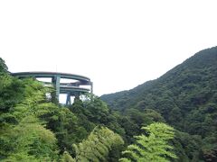 河津ループ橋を越え、水垂バス停で下車します。
河津駅から約３５分