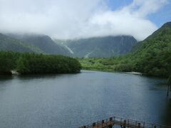 バスは「釜トンネル」（マイカー通行規制）を通り、、

「大正池」へ、、

朝から「上高地」も雨が降っていたそうで…

『穂高連峰』にも雲がかかっています、、

