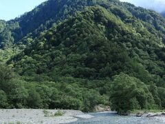 再び　梓川に沿って　てくてく。。

「六百山」がきれいに見えます、、、