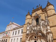 こちらの修道院は、ツアーの行程には含まれていなかったのですが
コインブラに来てここを見ないなんて・・・という添乗員さんの計らいで
見学できることになりました。
やっぱり坂を下りて正解でした。