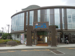 スーパー銭湯　ユーバス　和歌山店

ここは建物の１階部分に駐輪スペースがあり、雨の日でも濡れたカッパをバイクにかけて
ゆったり入浴できるのは、たいへんありがたい。
フェリー港に近いせいか、早朝から営業しているのでまずは一休み。