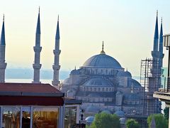 トルコ6日目の朝。
ホテルの展望レストランで朝食をとりながら、母と共にこの日の街歩きの作戦を練る。
イスタンブールには見所が沢山あるが、緩急をつけて観て行かないと、頭が飽和してしまう。
明日は金曜日。
イスラム教では金曜日には金曜礼拝という特別な長時間の礼拝がある。
明日はどこのモスクも混みあい、観光客の見学時間は短くなるだろう。
だから、どうしても行っておきたいモスクはこの日、木曜日に行っておかなくては…。

という訳で、この日の最初のターゲットはブルーモスクに決定。
ホテルからブルーモスクまでは歩いて10分もかからない。

（写真：ホテルの朝食会場から眺めるブルーモスク）