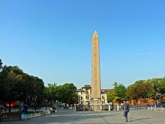 ブルーモスクへ行く途中のローマの大競技場跡には、大きなオベリスクが立っている。

このオベリスクは、もともとはエジプト・ルクソールのカルナック神殿に建立されていた記念塔で、エジプトのファラオであるトトメス三世が建てたものだ。
トトメス三世はかなり数奇な運命をたどったファラオで、継母にいじめられ、継母の死後は彼女のレリーフの顔やカルトゥーシュ（名前）を全て剥ぎ取ってしまったというお方。
トトメス三世について語りだすと、長くなってしまうのでここでやめておくが、何故、このオベリスクがここ、イスタンブールの地に建てられているのか。

実は、その理由は分かっていない。
ローマ皇帝が運ばせたものとの口承は残っているが、誰が命じて、エジプトから遥か遠いトルコまで運んできたのかは未だ明らかにはなっていないそうだ。
ただ、トルコのコンスタンチノーブル（今のイスタンブール）に運ばれてきたのは4世紀の終わりということは分かっている。

つまり、このオベリスクに描かれたヒエログリフの文字は、イスタンブールの辿った不思議な歴史をつぶさに見てきたことになる。

（このオベリスクは通称テオドシウス1世のオベリスクと呼ばれているが、それはテオドシウス1世の在位期間；379〜395年が、オベリスクがこの地に来た年代と重なるためで、確たる証拠はないということだ）