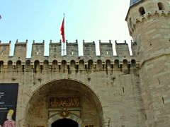 時刻は9時過ぎ。
トプカプ宮殿の実質的なゲートとなる中門（挨拶の門；表敬の門）へと到着する。
トプカプ宮殿の見学は9時半からなので、30分の待ち時間がある。
10人弱の列が出来ていたのでその後ろに並び、待ち時間である30分間を利用して母と一緒に勉強タイム。

イスタンブールに関してはそれなりに本を読みこんではきたが、さすがに全てが頭に入っているわけではない。
だからトプカプ宮殿、特にハーレムに関する部分のみを重点的に読み返す。

トプカプ宮殿の中門であるこの場所。
ここは、オスマン時代には重罪人の処刑の場で、この門の右手にはその首を晒すための「警告の石」が置かれていたそうだ。
現在は、もうその石は置かれていないが、かつて処刑場であった場所で入場待ちをする…と言うのも変な気分だ。