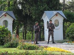 花が咲き、緑が溢れ、とても平和そうに見える庭園だが、角々に見え隠れするのは機関銃を持つ兵士の姿。

この風景を目にすると、紛争地帯に隣接する国だという意識が、再び湧き起ってくる。
