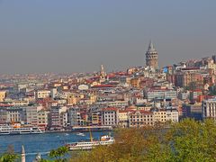 此処へ来る前は、美しいタイルが織りなすハーレムを見て、満足するかと思っていたのだが、そんなことは無い。

旅の前に本で読んだハーレムでの生活が、空想物語ではなく、ここで実際にあったのだ。

今は主もなく、ただのガランとしているハーレムの部屋だが、部屋を飾る美しいタイルに染みついているかのような女性たちのざわめきと衣擦れの音が耳の中に鳴り響く。
そして、王子たちが過ごした狂気の部屋；鳥籠…。
なんだか、自分までその世界に取り込まれてしまいそうな気分になった。

だから、外の風を浴び、今のイスタンブールの景色を見て、太陽の光を受けて、心を現実へと呼び戻す。

トプカプ宮殿の庭から眺める新市街の町並み。
なんだが、現代に呼び戻されたみたいでちょっぴりほっとした。