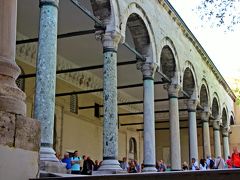 トプカプ宮殿にはまだまだ見所がある。

様々な地域産の大理石の列柱が並ぶ建物は、内廷と呼ばれる白人宦官とルタンに仕える小姓たちの仕事の場だった場所。
現在はこの場所には、宝物館があり、スルタンの秘宝と云われる金銀財宝が山ほど展示してある。
金銀財宝に興味がない…と言えば嘘になるが、ハーレムの煌びやかさと物言わぬ重い空気に圧倒された母と私は、とても宝物殿なんて見る気にはなれなかった。

だから、宝物殿はパス。
見たくなったら、またここへやってくればいいだけだ。