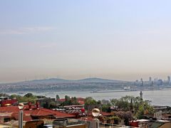 両肩にハーレムの亡霊を載せた様な気分のまま、トプカプ宮殿を出て、歩き出す。

そして、次に母と私がいたのは、ある建物の屋上。
マルマラ海が目の前に広がる場所だ。

実は、トプカプ宮殿を出たところで、日本語を話すトルコ人のオジサマに声をかけられた。
日本語を話すトルコ人には要注意！と思っていた私達。
オジサンにはそっけない返事を返したのだが、実はこの方は正真正銘の日本語ガイドさんで、会議の通訳兼エクスカーションの御守りとして、今日は添乗しているとのこと。
この時間はフリータイムで暇だったので、如何にも詐欺師のカモになりそうな日本人の母娘を見かけ、心配して声をかけてくれたのだった。

オジサンは私たちに、女性が近づかない方が良い地名を教えてくれ、そしてとっておきのカフェの場所も教えてくれた。

それが、眼下にイスタンブール歴史地域を見下ろすこの屋上カフェだ。