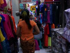 ゼージョーマーケットで、ロンジーの布を買いました。