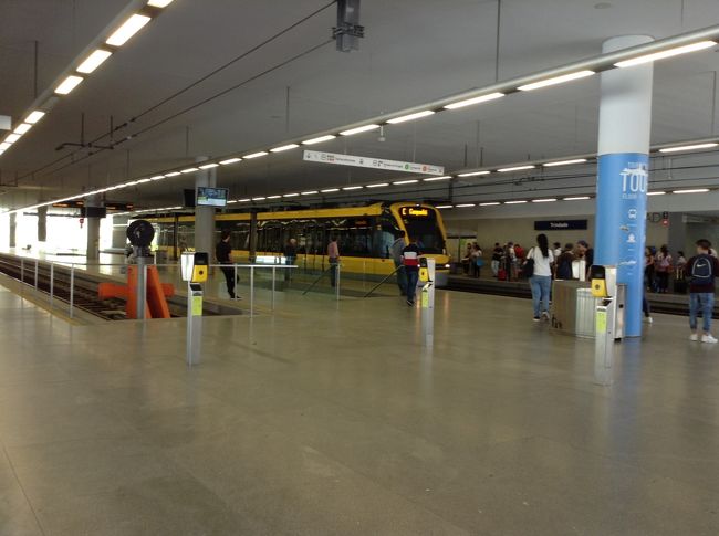 荷物を置いて、早速街歩き<br /><br />列車駅 Trindade