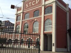 ツアーバスを降りて歩いていると、
行きたかった Museu do Carro Electrico を見つけました。

