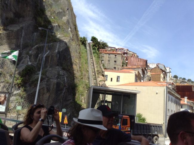 中央に見えるのがケーブルカーの線路<br /><br />下が Ribeira 駅<br />上が Batalha 駅<br />