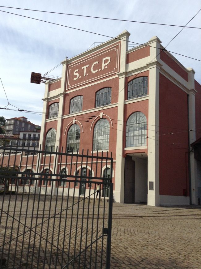 ツアーバスを降りて歩いていると、<br />行きたかった Museu do Carro Electrico を見つけました。<br /><br />