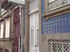 アビィロイからポルトの宿、ゲストハウス アルヴァレス カブラルに到着

ずらりと並ぶ建物の中の小さな扉、ココが入口