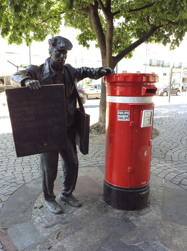 ポストの横に銅像<br />初め、本物の人かと思いましたが銅像です。<br />