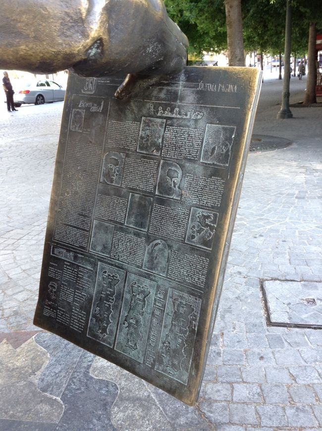 手にしているのは、新聞のようでした。<br /><br />昔はこんな風に新聞を売っていたんでしょうね。