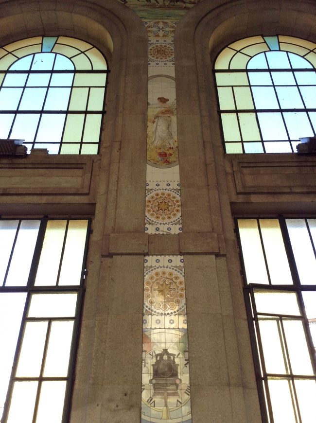 正面の柱にもそれぞれ違ったタイル画が貼ってありました。