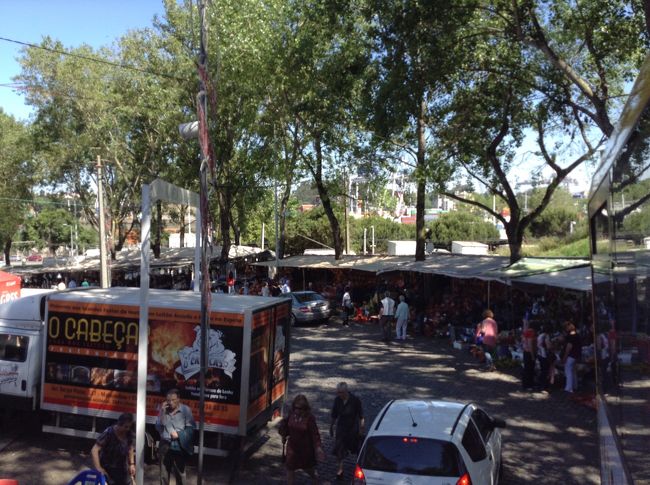 面白そうなマーケットが開かれていたので、ココでバスを降りました。