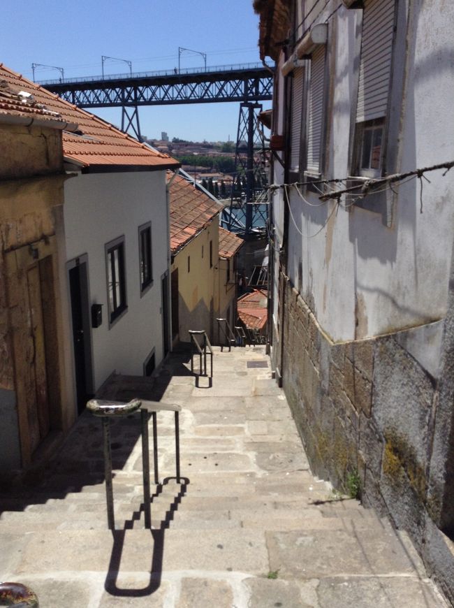 急で長い階段。<br /><br />チケットに含まれるボートツアーに向かいます。