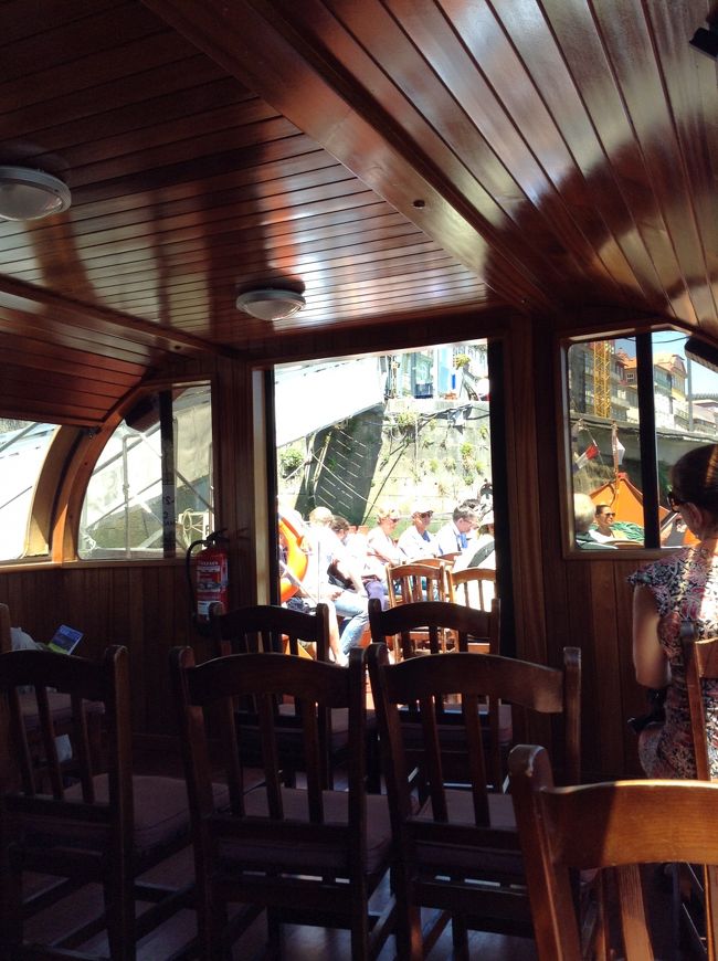 座席はキッチンにあるような椅子