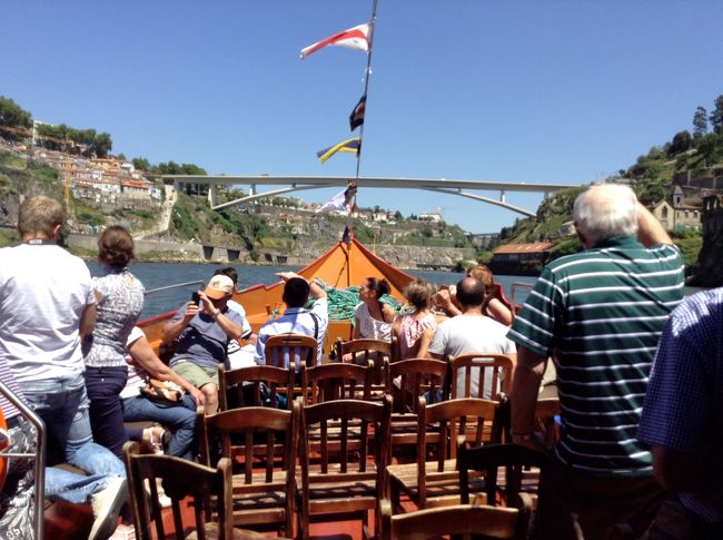 ドウロ川に掛かる４本の橋の下を進んで行きます。