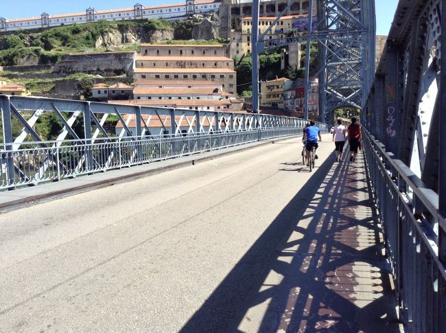 ボートを降りて橋を歩いてみました。