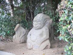 欽明天皇陵の近くにあった『猿石』。
その正体は不明だそうです。
「千と千尋の神隠し」にでてきそう…。