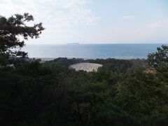 着いたのは銭形砂絵。白い砂浜に寛永通宝の砂絵が描かれた場所です。
