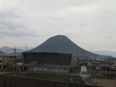 車窓から見た讃岐富士。美しい形です。