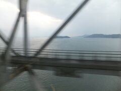 瀬戸大橋を走って渡ります。