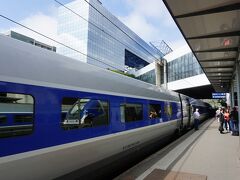 レンヌ駅
到着です。TGV 大西洋線は、ブルーの車体なんですね。晴れ間も覗いていて、何かバカンスの雰囲気が漂っています。