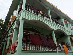 「ハマーガンダーヨン僧院」


袈裟がたくさん干されています。

ここでは、僧侶の皆さんが食事するところを見学させてもらいます。