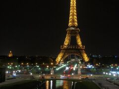 エッフェル塔(La tour Eiffel)

セーヌ川(Seine)を挟んだシャイヨ宮(Palais de Chaillot)からの夜景です。


エッフェル塔(La tour Eiffel)：https://ja.wikipedia.org/wiki/%E3%82%A8%E3%83%83%E3%83%95%E3%82%A7%E3%83%AB%E5%A1%94
エッフェル塔(La tour Eiffel)：http://www.toureiffel.paris
セーヌ川(Seine)：https://ja.wikipedia.org/wiki/%E3%82%BB%E3%83%BC%E3%83%8C%E5%B7%9D
シャイヨ宮(Palais de Chaillot)：https://ja.wikipedia.org/wiki/%E3%82%B7%E3%83%A3%E3%82%A4%E3%83%A8%E5%AE%AE