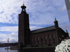 2011/8/10

1ヶ国目はスウェーデン。
一日ストックホルム観光です。

午前中は市庁舎（写真）やガムラスタンの散策。
市庁舎はツアー方式での見学でした。