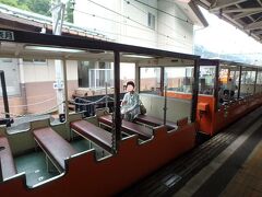 トロッコ列車に乗車しました。

母も私もトロッコ列車に乗るのは初めてですが、やっぱり雰囲気あっていいですね～。

客車の種類は３タイプあって、このオープン型の普通客車の他に、窓や背もたれのついた特別客車やリラックス客車（いずれも追加料金が必要）がありますが、よほどの天候不良でもないかぎり、やっぱりこのオープン型のトロッコで、全身に風を浴びながら行くのが王道だと私は思います。