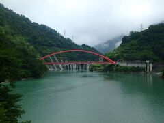 次に見えてくるのが、宇奈月ダムと湖面橋。