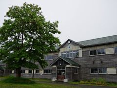 昭和11年に建築された旧増毛小学校。平成24年に移転、現在は移転前のままの状態で保存されています。内部の見学はできません。