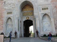 ブルーモスクは後回しにして、最初の目的地はトプカプ宮殿に変更。

ブルーモスクからトプカプ宮殿までは、歩いて行ける徒歩圏内だ。
歩いて5分で、トプカプ宮殿の第1の門である皇帝の門へと向かう。
