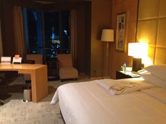 車を２、３０分走らせて、着きました〜！
ドバイでの宿泊はシャングリラホテル。広々したお部屋でした。