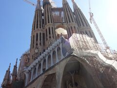 【Sagrada Familia】The view from  Sagrada Familia park
IESUS NAZARENUS ( REX IUDAEORUM　)

2015年に出来上がった部分。
≪IESUS NAZARENUS≫文字彫刻
その部分だけが、白く　真新しい。
≪ナザレのイエス≫　と言う意味。

イエスが　ゴルゴダの丘で　十字架に磔された際
十字架の上に　掲げられた　罪状書の　ラテン語文言。

≪ユダヤの王、ナザレのイエス≫の　後半部分。
右側に、≪REX IUDAEORUM　ユダヤの王　≫が
造られるのか

受難の門側
サグラダ・ファミリア公園から

