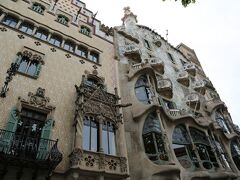 【Casa Batllo】 (1904-06) - Antoni Gaudi

その隣　≪カサ・バトリョ≫

繊維会社のオーナーであるバトリョ家。
おなじ、グラシア通りに　モレラ邸・アマトリェール邸が竣工したばかり。
バトリョ氏より、それ以上の物を望まれた、ガウディ。
地下１階、地上５階建てアパート

屋根裏　　　　　　　　　洗濯室・倉庫
３〜６階　　　　　　　　アパート
２階　　　　　　　　　　バトリョ家の住宅
１階(地下の当たる)　　　店舗

海がモチーフ。
上層部の青
下層部の白が　効果的に使われいる。
外の光を、下層部ほど取り入れる為の工夫だとか。

中央エレベータで、昇降すると
そのグラデーションが楽しめる。

