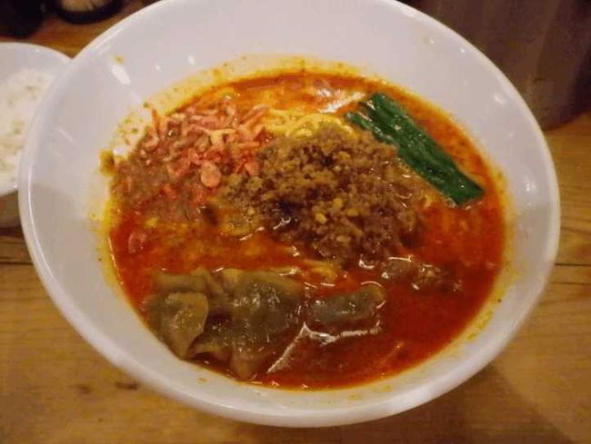 もちろん頼むのは「坦々麺」です。<br />辛さが選べるので、大辛で。８００円（税込み）<br />ご飯がサービスだったので、ご飯も。（でも、ご飯に箸を付けてはなりません。最後まで取っておくの！）<br /><br />ここの坦々麺は、乾燥した小海老が散らされていて、いいアクセントになっています。<br />スープの後口に、すりゴマの風味が香ります。<br />下の方に柚子が沈んでいて、爽やか。<br />麺は全粒粉なのか、お蕎麦のようですが、食べ進めて行くと、スープとの絡みで俄然輝きを増す麺でした。