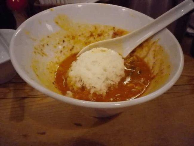 さあ、そしてご飯の投入です。<br />麺を食べちゃって、スープを温存してて良かったぁ。<br />ご飯をスープとよ〜く混ぜ合わせて、スープを最後に一滴まで飲み干しました。<br />ご馳走さまでした。