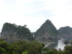 堂ヶ島

4時ごろには堂ヶ島温泉ホテルに到着です。
部屋の窓から三四郎島が見えます。

到着直後にホテルの方から海が割れているの見えるので、
早くお部屋の窓から見てくださいと言われました。
おっしゃっている意味が良くわかりませんでした。
