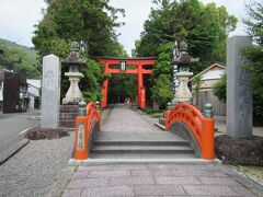 新宮駅から路線バスと徒歩で熊野速玉神社へ。
平日朝なので参拝客は少ない。