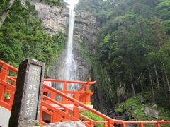 滝の近くは飛瀧神社の境内になっていて、拝観料を払うと滝の近くまで行ける。落差と水飛沫が体感できる。