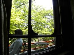 外はティーラウンジのテラス席となっています。
運が良いと鹿賀庭にやってくるので鹿を見ながらのお茶会ですね

私たちもこの後優雅に紅茶を頂きました